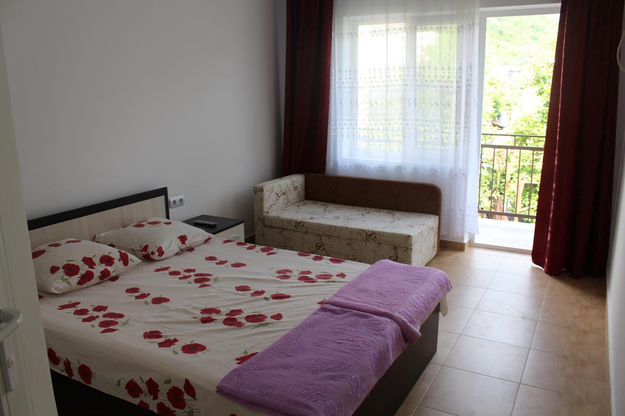 Guest House U Aleny Гагра Екстериор снимка